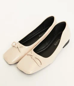 1960s Beige Bow Patent Leatherette Flats