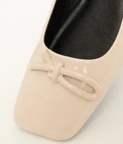 1960s Beige Bow Patent Leatherette Flats