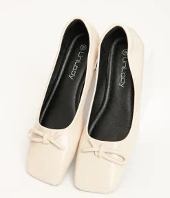 1960s Beige Bow Patent Leatherette Flats